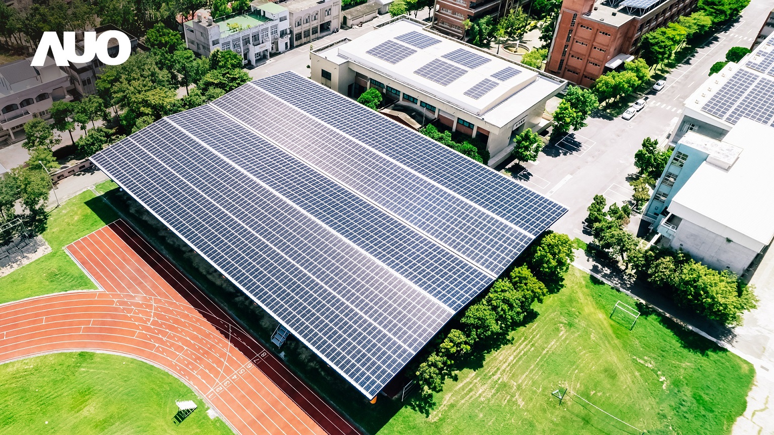友達SunSteel光電整合型浪板具備快速安裝、輕量化優勢，可提升15%發電效能，通過國際IEC與國內VPC認證安全、防漏、耐候標準