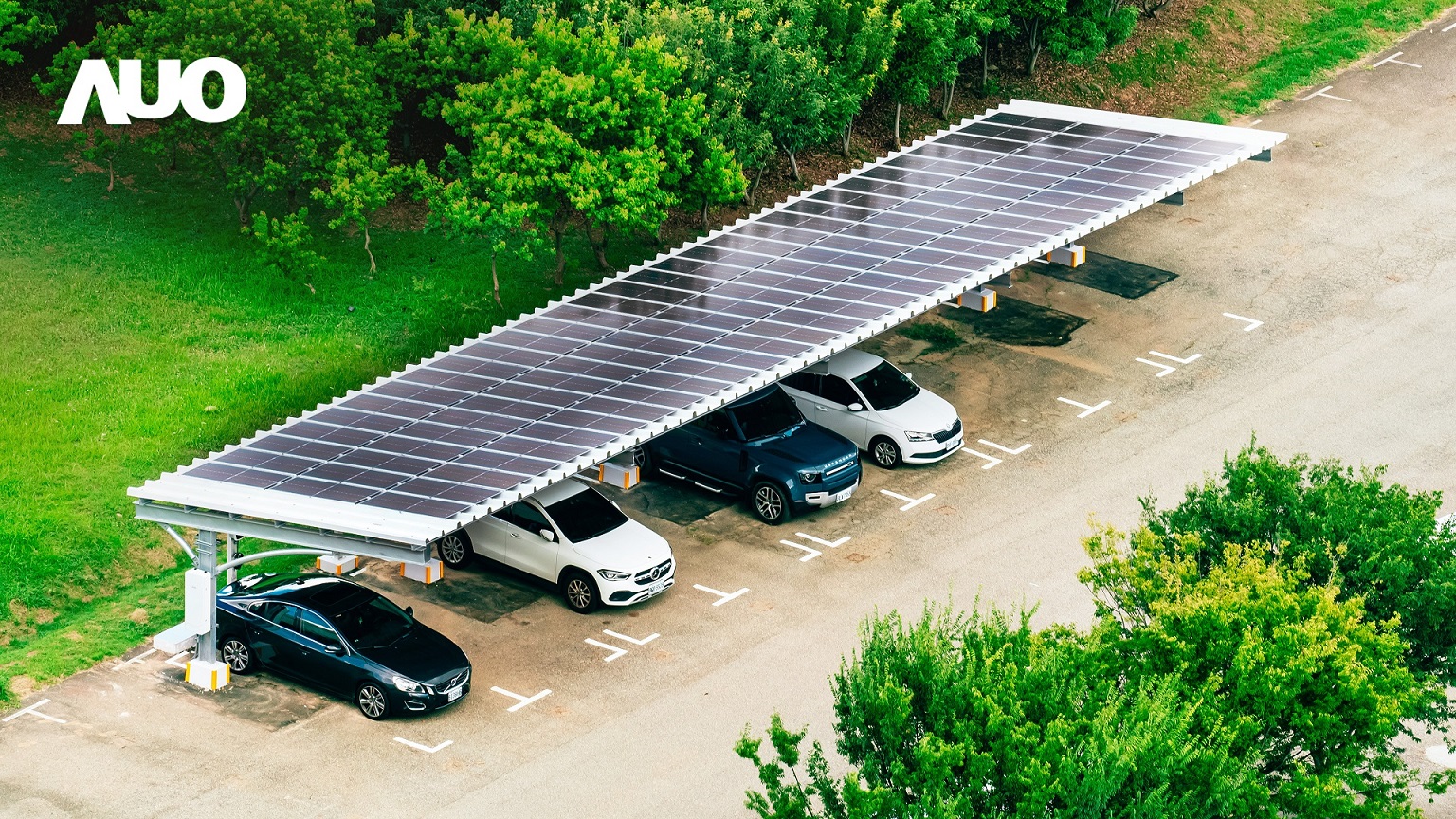 友達SunSteel光電整合型浪板具備快速安裝、輕量化優勢，可提升15%發電效能，通過國際IEC與國內VPC認證安全、防漏、耐候標準